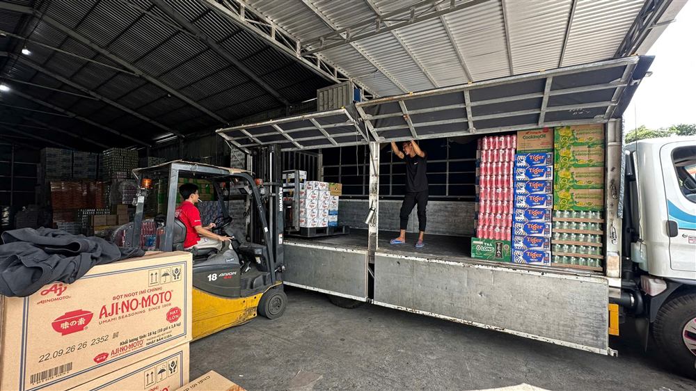 Bốc xếp hàng lên xe giao